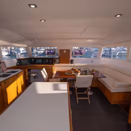 Espace cuisine aménagé dans le catamaran