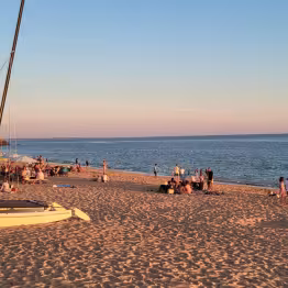 Coucher de soleil sur la plage, avec bateaux
