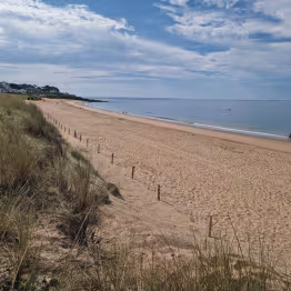 Vue de la plage depuis le sentier