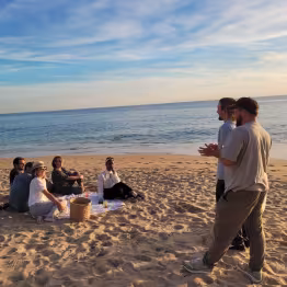 Pique-nique entre amis sur la plage