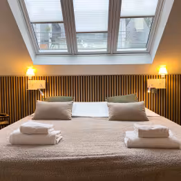 Chambre avec un lit double