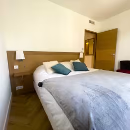 Chambre avec un lit double