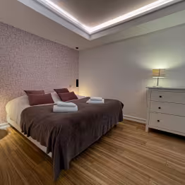 Chambre avec un lit double