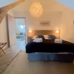 Chambre avec un lit double