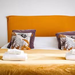 Chambre avec un lit double
