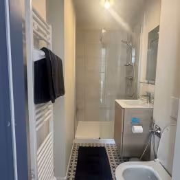 Salle d'eau avec toilettes