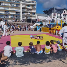Cours de judo donné sur la plage au club