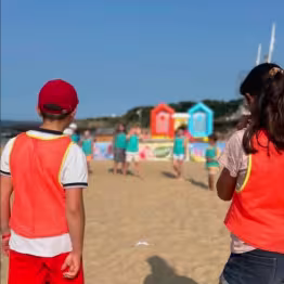 Deux enfants sur la plage