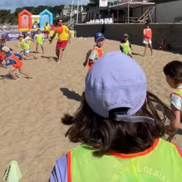 Enfants qui jouent à un jeu de course sur le sable