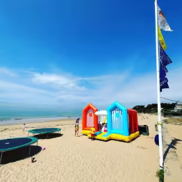 Structures de jeux sur la plage avec trampolines et jeux gonflables