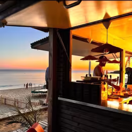 Snack du club de plage avec vue mer au coucher du soleil