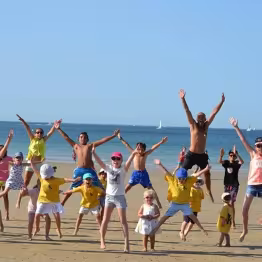 Enfants qui sautent sur la plage