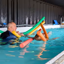Cours de natation avec un moniteur