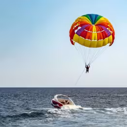 Parachute ascensionnel coloré dans la baie