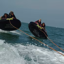 4 personnes tractées par une 2 bouées en mer
