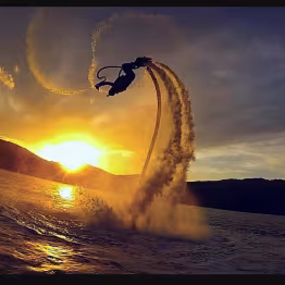 Personne en flyboard au coucher du soleil