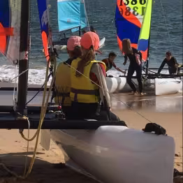 Enfants assis sur un catamaran