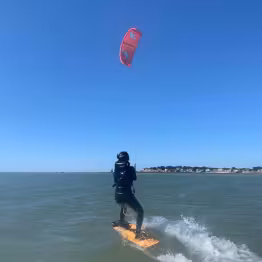 Personne en kite-surf