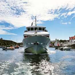 Bateau en mer vu de face