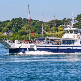 Bateau en mer avec vue sur la côte sauvage