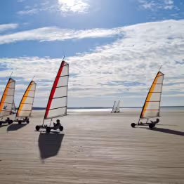 Chars à voile sur la plage du pointeau