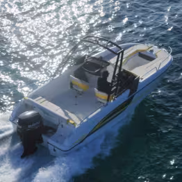 Vue aérienne d'un bateau à moteur en mer
