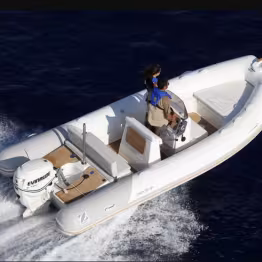 Vue aérienne d'un bateau à moteur en mer