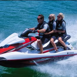 Jet-ski avec 3 passagers