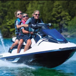 Jet-ski avec 3 passagers