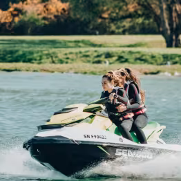 Jet-ski avec 2 passagers