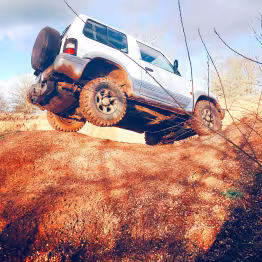 4X4 roulant dans la terre