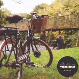 Vélo classique sur l'herbe avec logo Véloc'Ouest