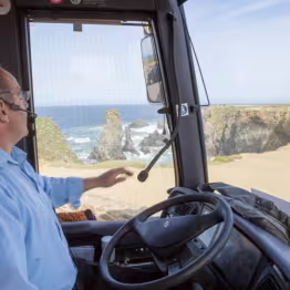 Chauffeur de bus présentant les aiguilles de Port Coton