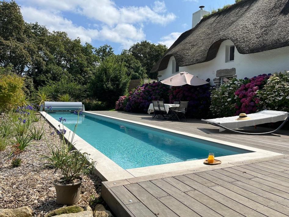 Piscine au pied d'une chaumière
