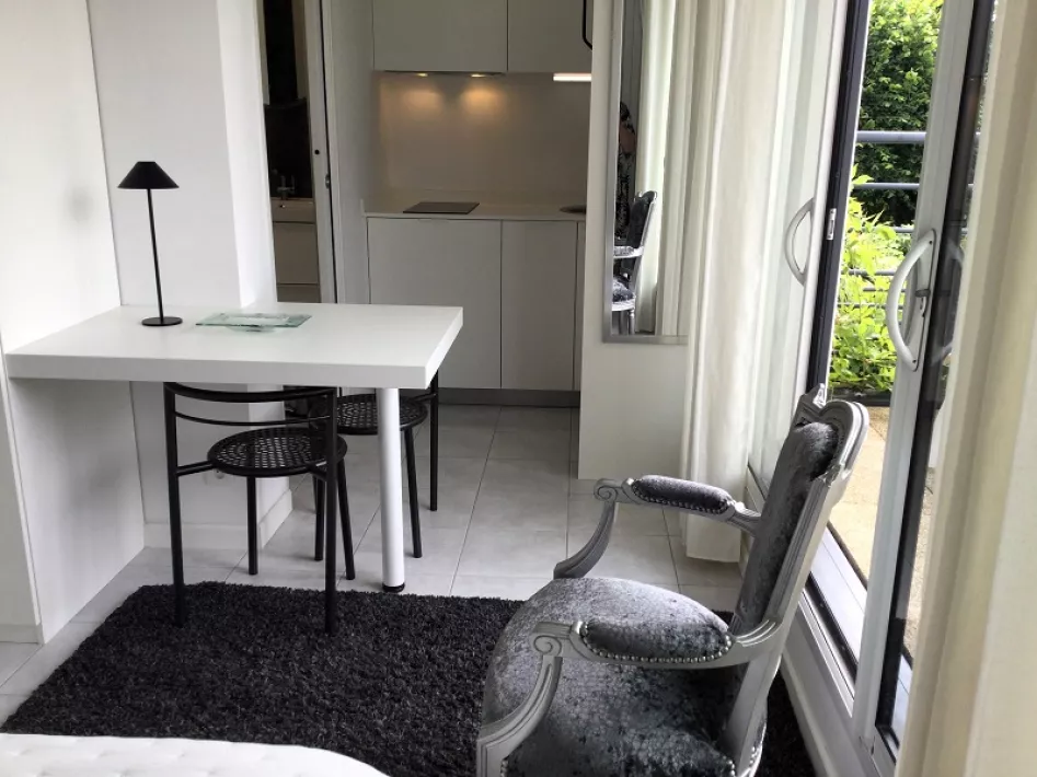 1 MARCOPOULOS DEROU kitchenette et table manger