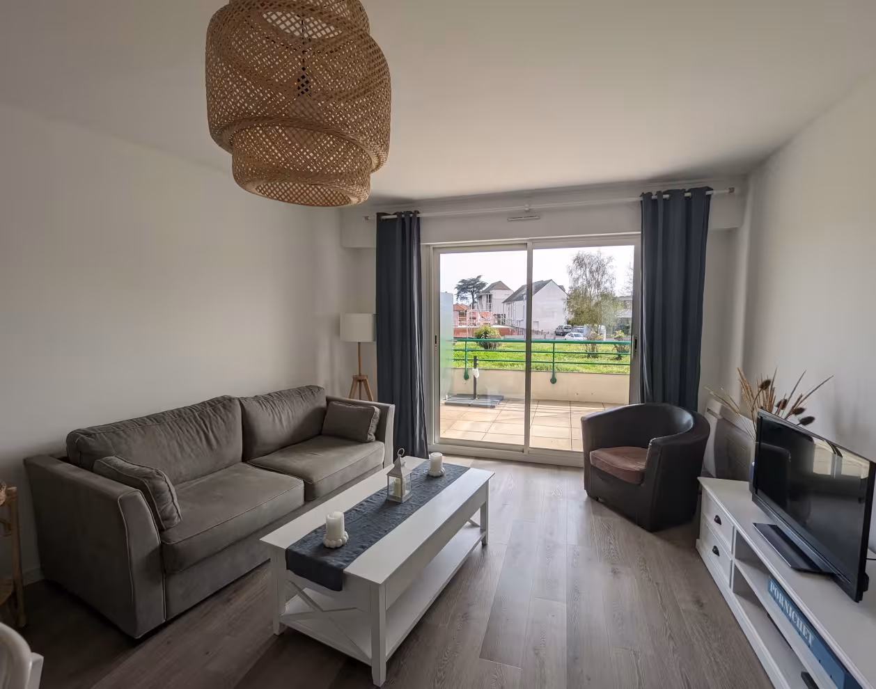 Salon avec vue sur l'extérieur
