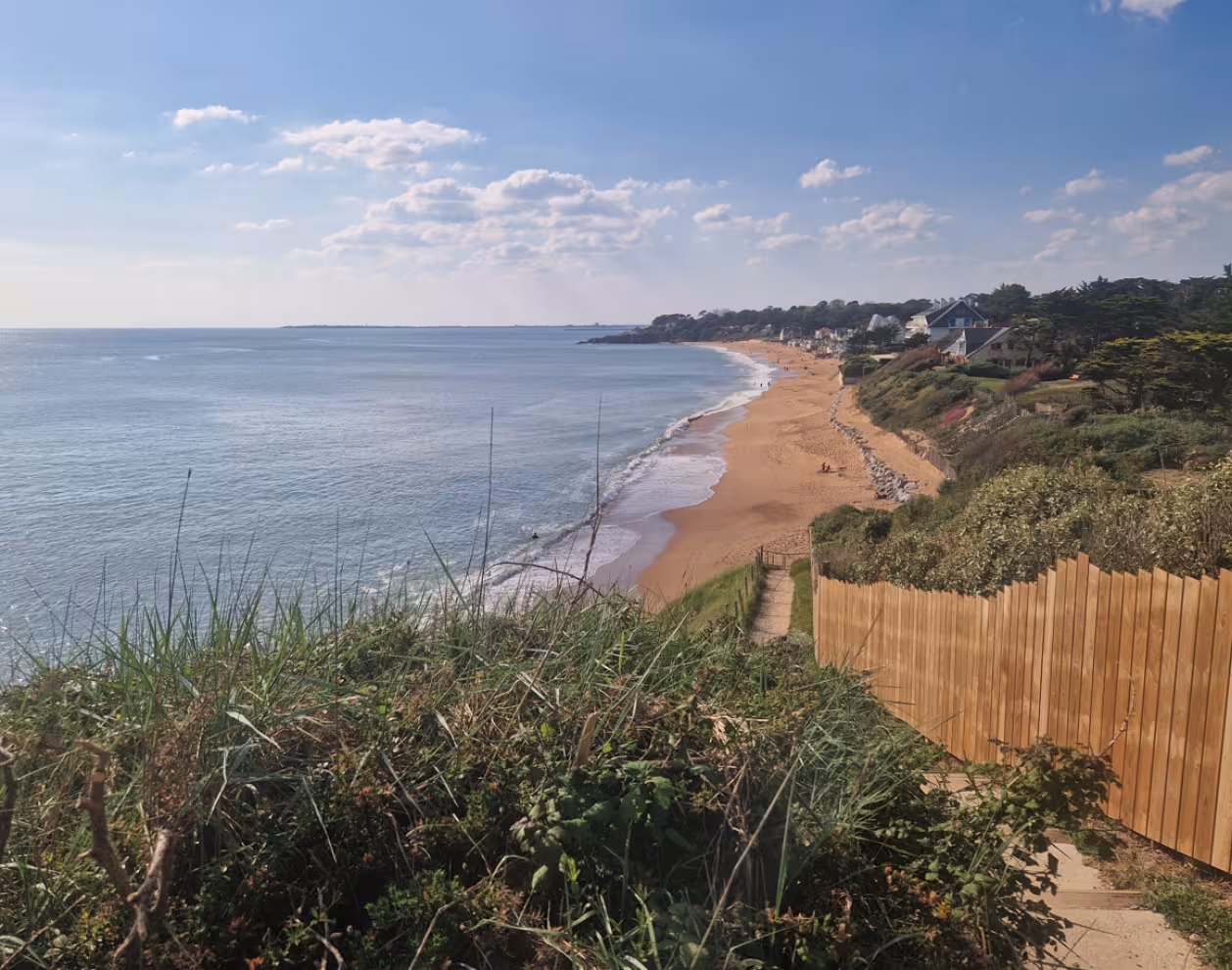 Vue de la plage depuis le sentier