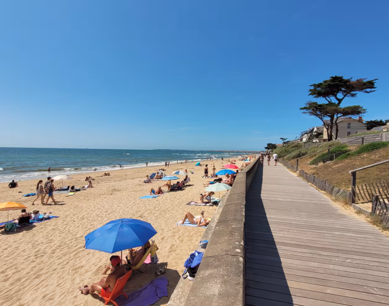 Vue du sentier et de la plage