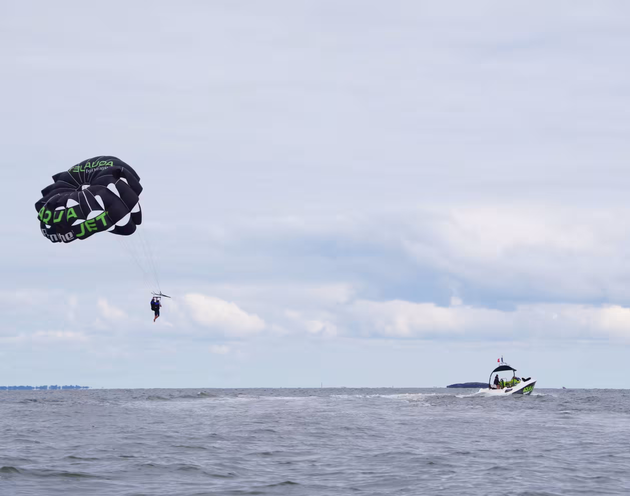 Parachute ascensionnel noir et vert dans la baie