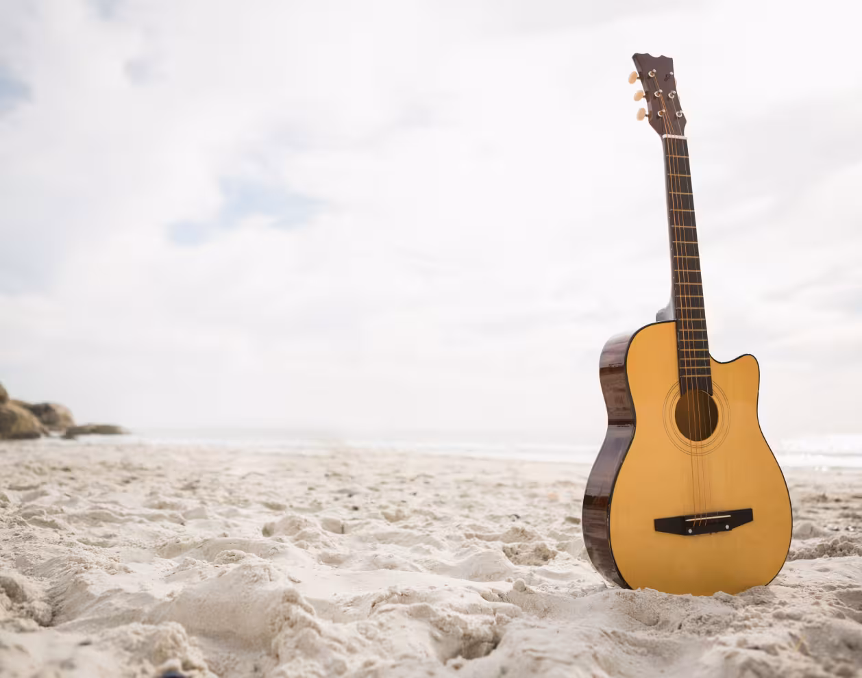 Une guitare sur une plage