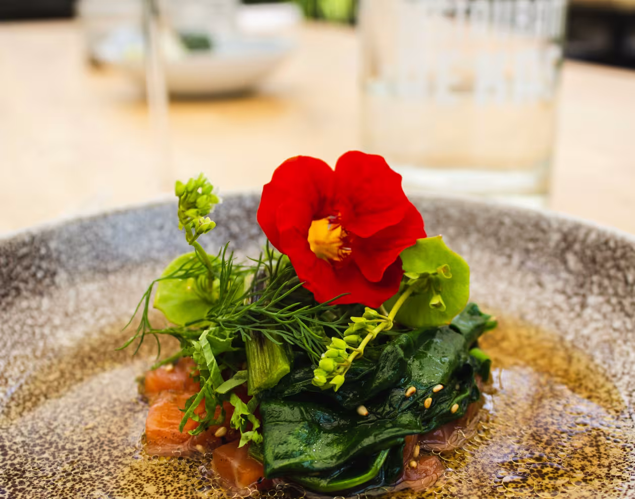 Assiette avec une fleur