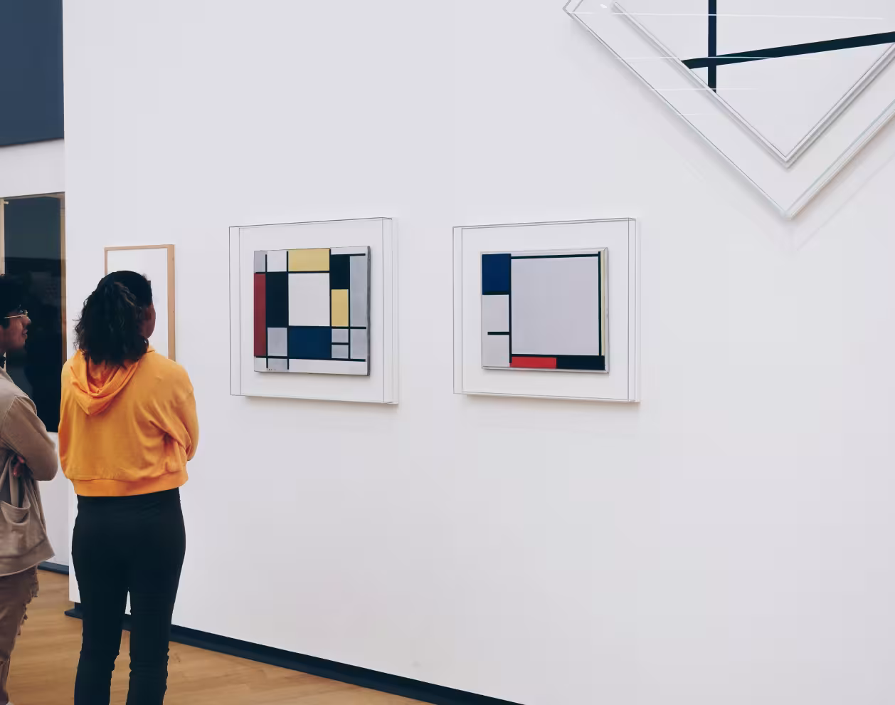 Un homme et une femme admirant des peintures