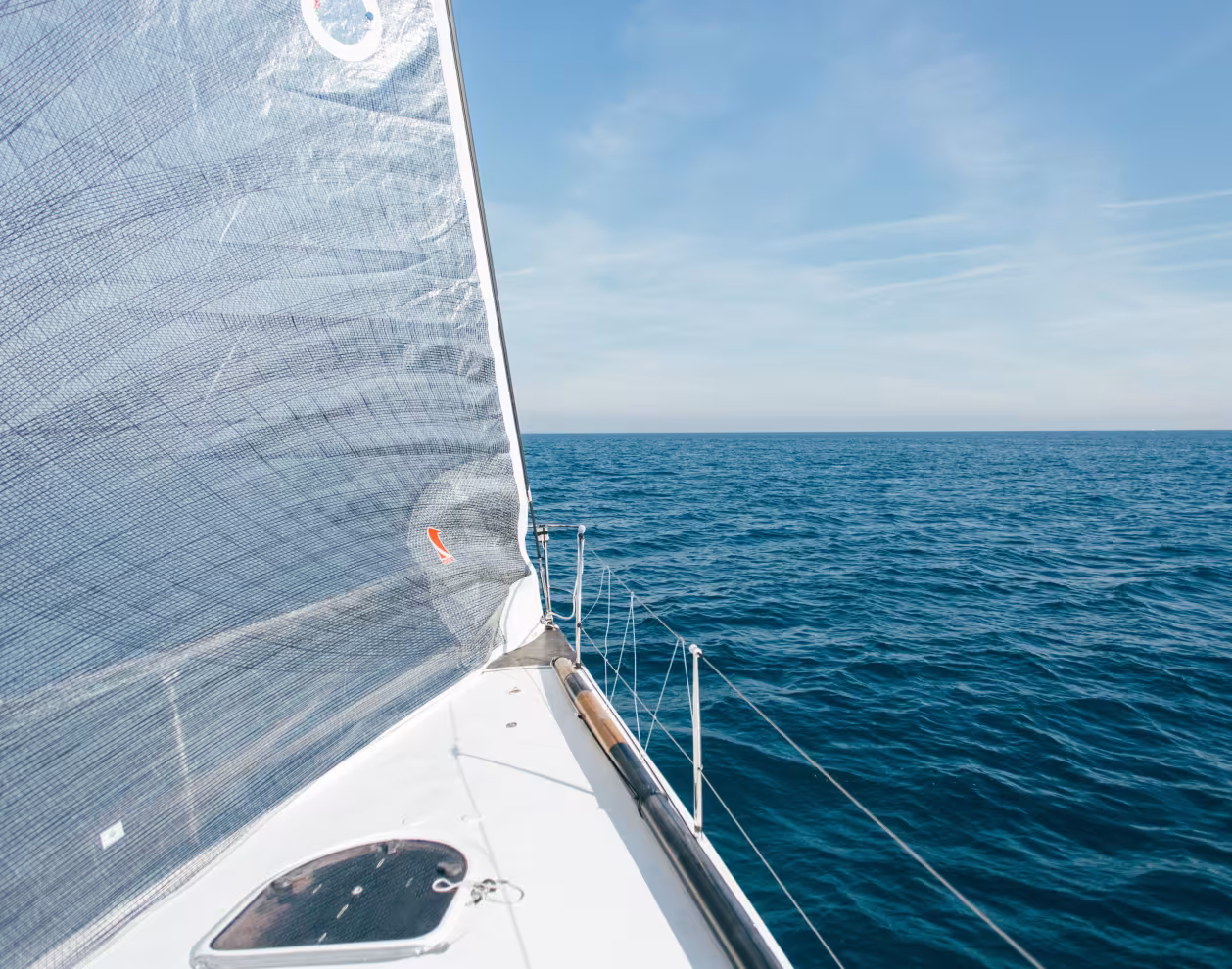 Une voile remplie de vent fort