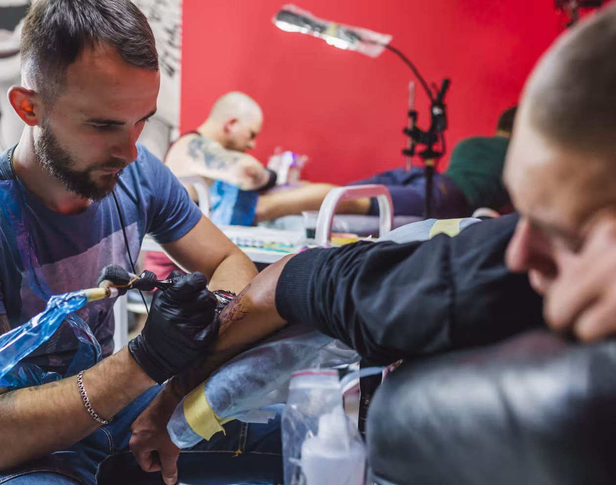 Artiste peinture tatouage en studio