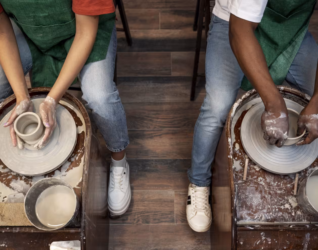 Personnes faisant de la poterie
