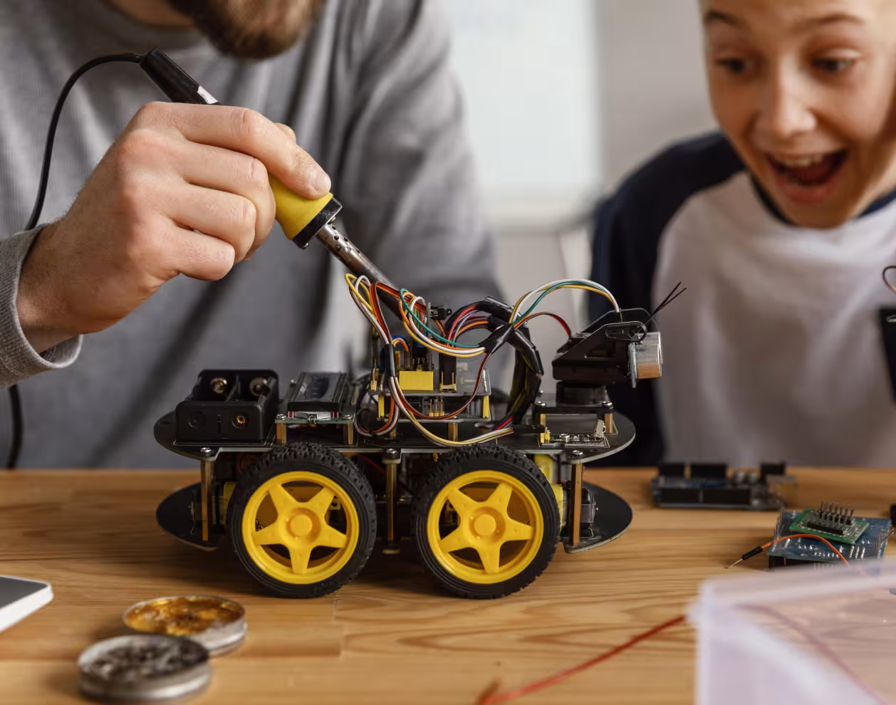 Un enfant et un adulte avec un robot Lego