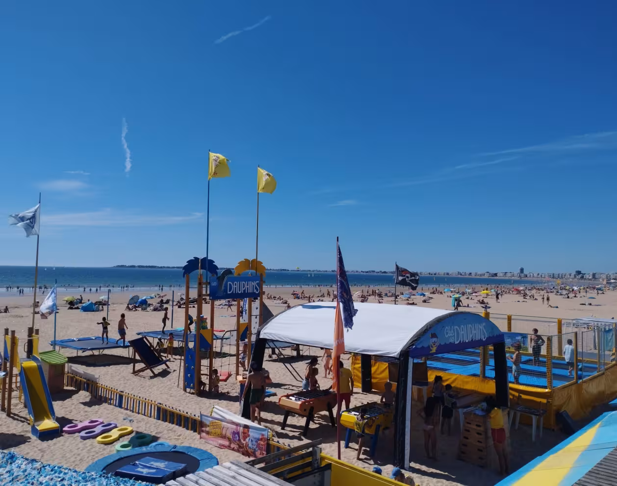 Photo du club avec jeux et trampolines - la mer en arrière plan