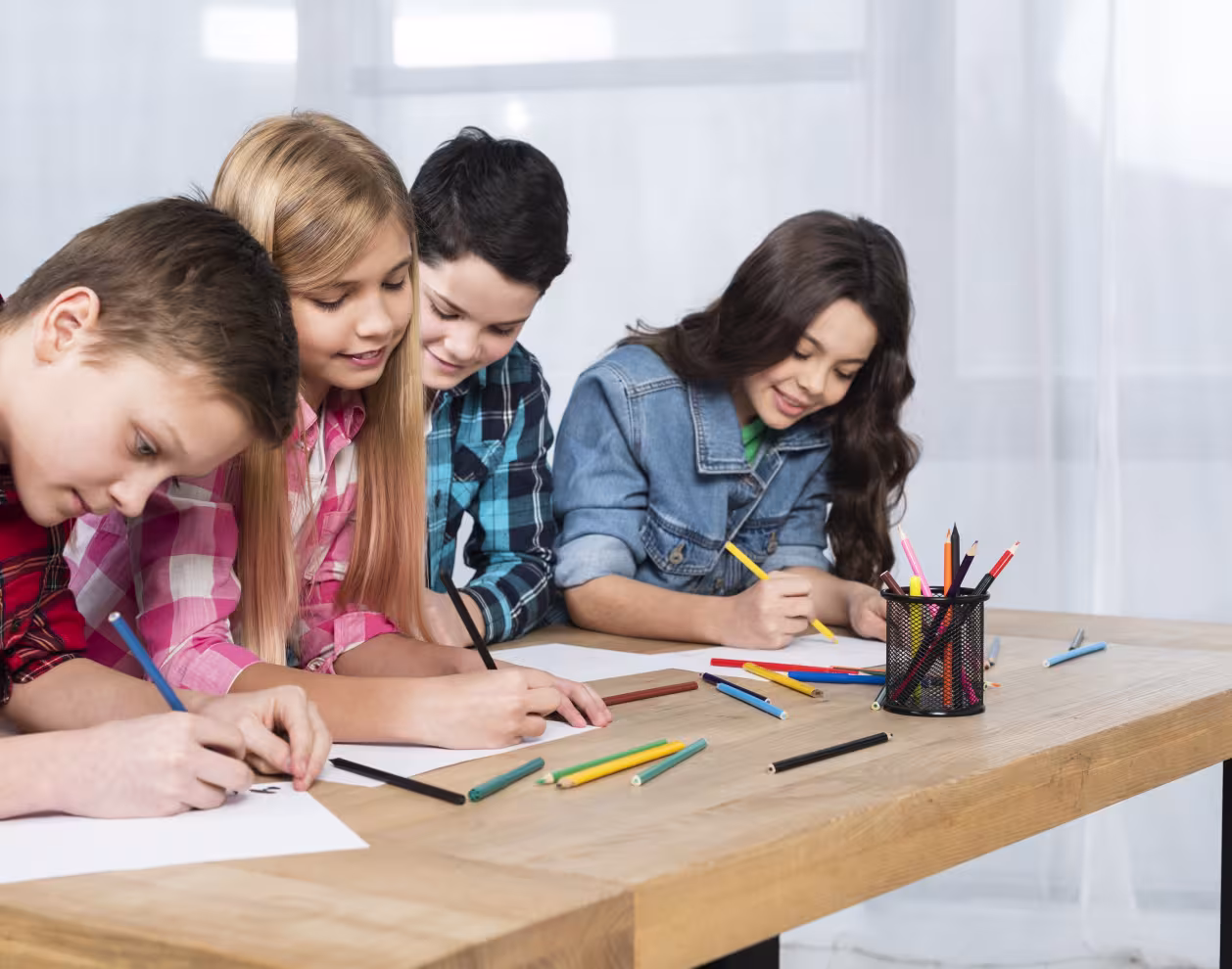 Groupe d'enfants coloriant
