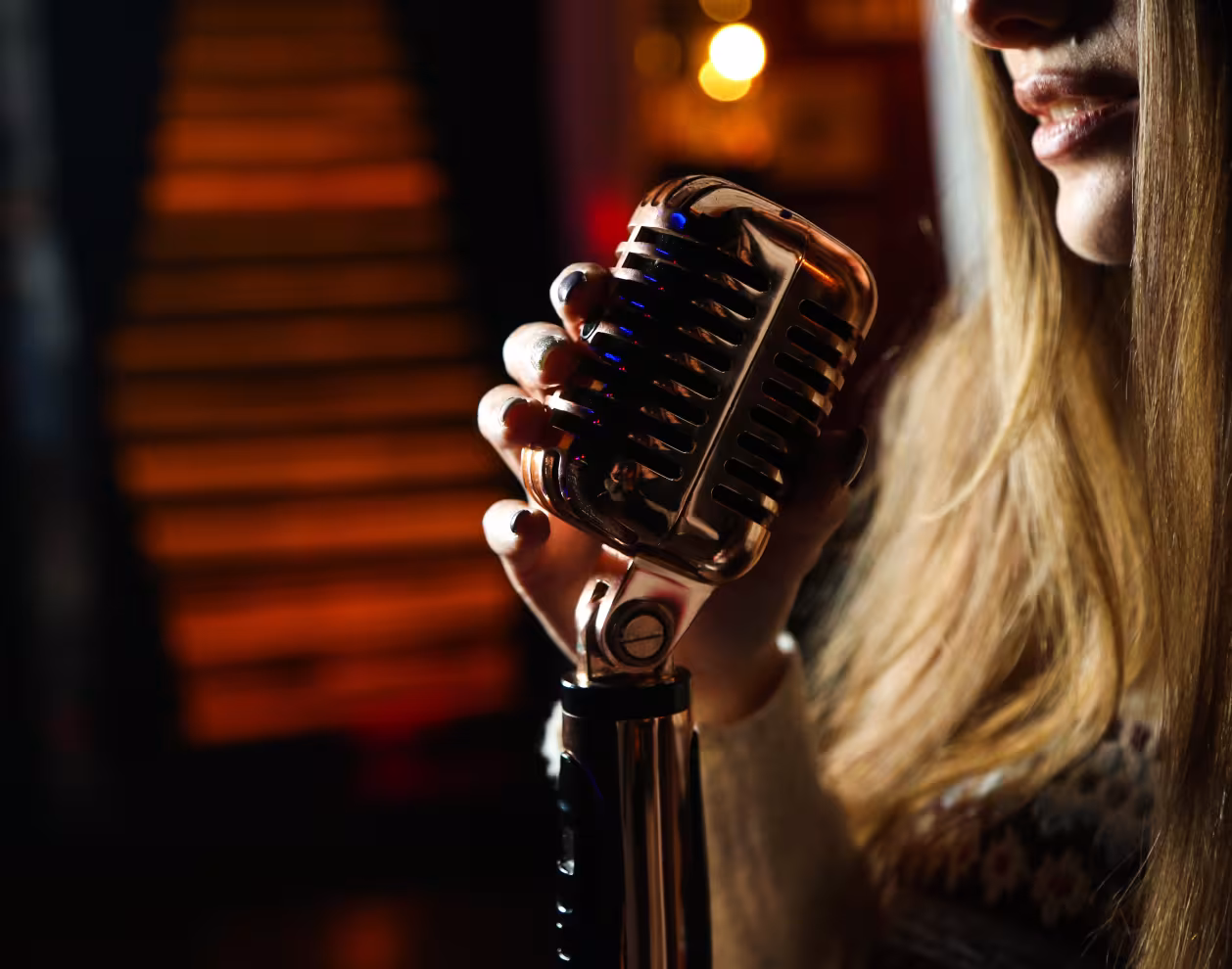 Femme chantant au micro
