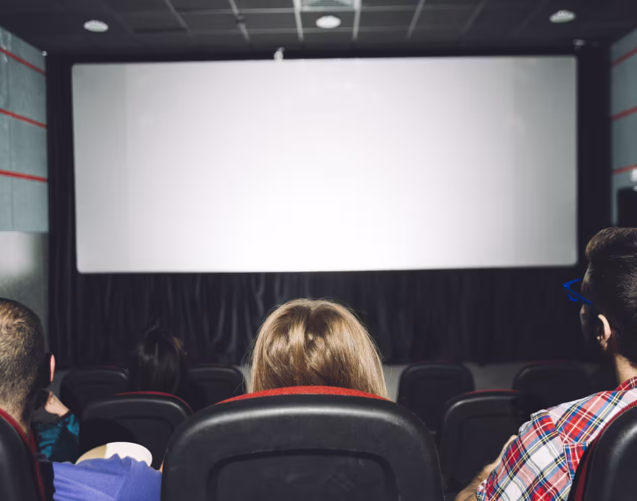 Vue arrière de personnes regardant l'écran du cinéma